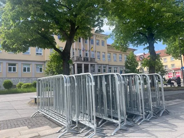 Pred Mestským úradom v Handlovej sú už prichystané zátarasy. (zdroj: Slavomír Pavle)