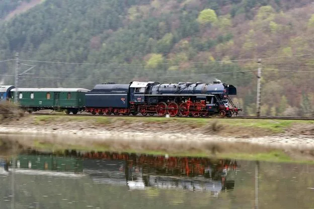 Pri jazere (zdroj: M.V. Vlaky.net)