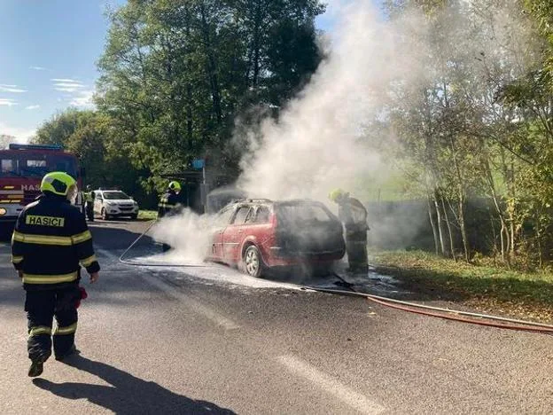 Požiar auta pred Kľačnom (zdroj: HaZZ Nitrianske Pravno)