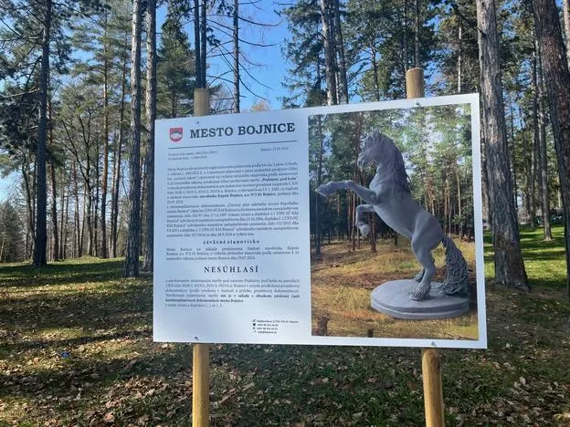Stavbu koňa na betónovom podstavci kúpele zastavili (zdroj: Slavomír Pavle)