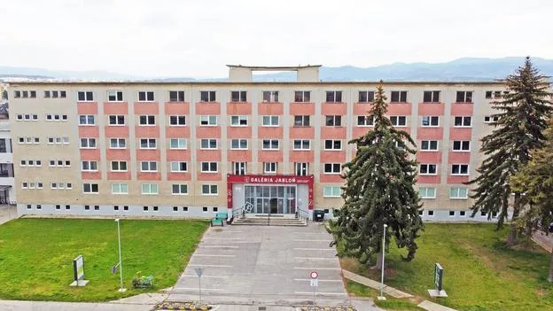 Budova bývalého baníckeho učilišťa, dnes Galéria Jabloň. (zdroj: archív Galérie Jabloň)