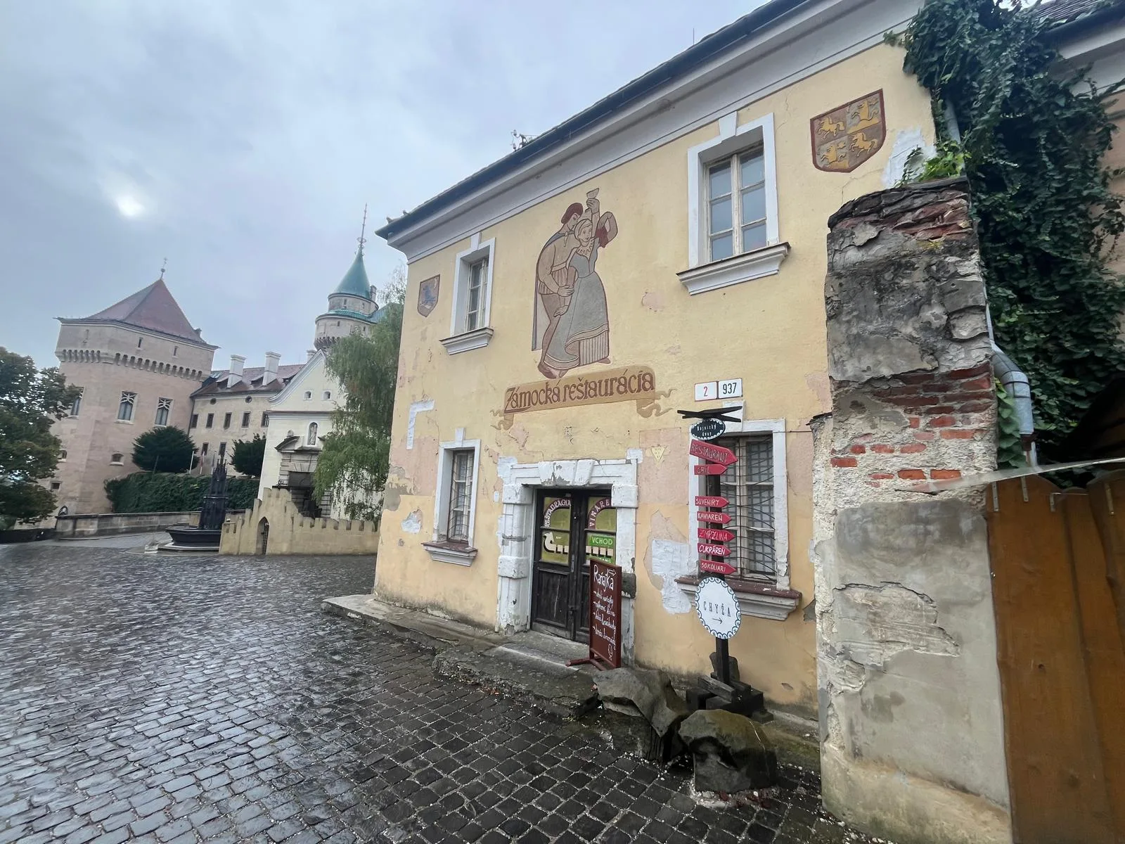 Bývalá Zámocká reštaurácia v bezprostrednom susedstve zámku. Objekt je súčasťou pripravovanej komplexnej obnovy NKP Zámok Bojnice. Foto: Slavomír Pavle